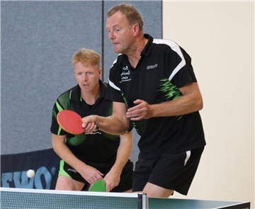 Sascha Lehmann und Werner Dorn spielen Doppel für den TTC Waddens