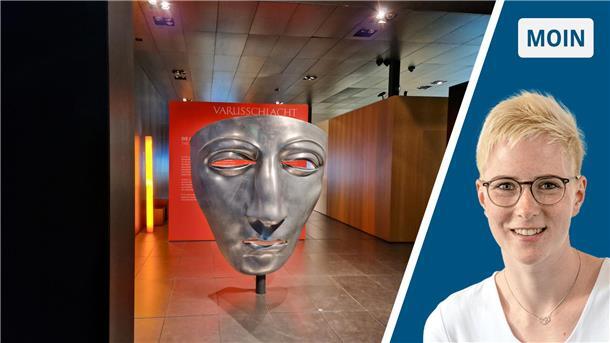 Eine Nachbildung einer übergroßen Maske