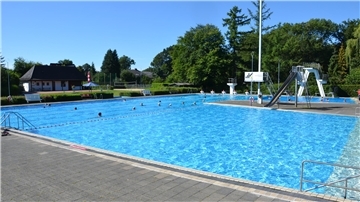 Ein blau leuchtendes Wasserbecken.