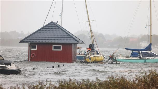 Das Wasser aus der Schlei überschwemmt einen Bootshafen in Schleswig.