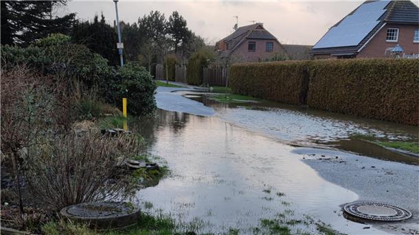 Das Wasser war von den Ländereien bis in den Ort Schwei gelaufen, überflutete Straßen und drohte in die Häuser einzudringen.