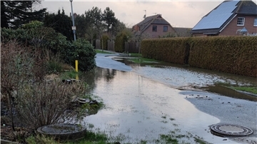 Das Wasser war von den Ländereien bis in den Ort Schwei gelaufen, überflutete Straßen und drohte in die Häuser einzudringen.
