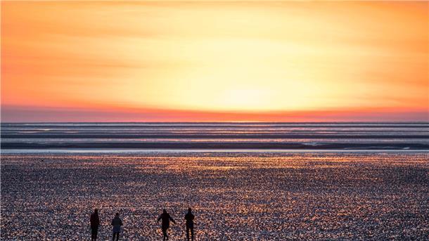 Das Watt – hier in Cuxhaven-Sahlenburg – fasziniert zu jeder Jahres- und Tageszeit. Hier lässt Fotograf Arnd Hartmann das Weltnaturerbe fast wie ein farbenprächtiges Gemälde erstrahlen.