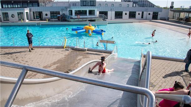 Dorum-Neufeld: Schlussspurt für Freibadsaison im Watt’n Bad Besucher in einem Schwimmbad