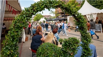 Das Weinfest fand wieder statt, jetzt vor der Großen Kirche. Die Resonanz war gut und selbst diejenigen, die vorher die Verlegung vom Theodor-Heuss-Platz kritisiert hatten, zeigten sich angesichts der guten Atmosphäre versöhnt.