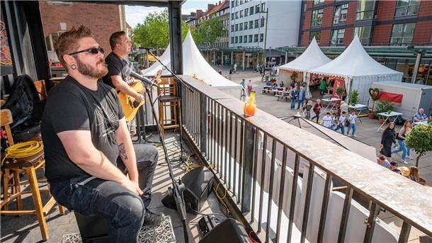 Das Weinfest hat 2022 zum ersten Mal wieder stattgefunden, genau wie der Bürgerbummel. 2023 wird voraussichtlich die Erlebnis Bremerhaven diese Veranstaltungen übernehmen. Foto: Hartmann