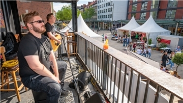 Das Weinfest hat 2022 zum ersten Mal wieder stattgefunden, genau wie der Bürgerbummel. 2023 wird voraussichtlich die Erlebnis Bremerhaven diese Veranstaltungen übernehmen. Foto: Hartmann