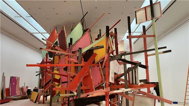 Bildhauerin Phyllida Barlow gewinnt Kurt Schwitters Preis Das Werk „Breach“ der britischen Bildhauerin Phyllida Barlow steht im Sprengel Museum.