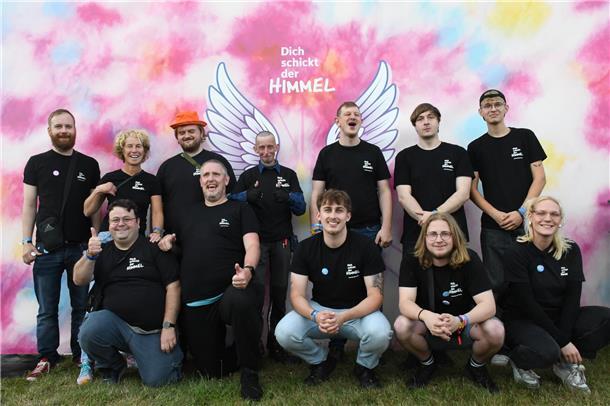 Das Werke-Team ist stolz auf die neue, bunte Foto-Wand, vor der sich Ferdi-Besucher mit Engelsflügeln ablichten lassen können.
