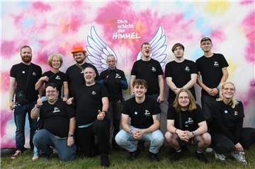 Das Werke-Team ist stolz auf die neue, bunte Foto-Wand, vor der sich Ferdi-Besucher mit Engelsflügeln ablichten lassen können.