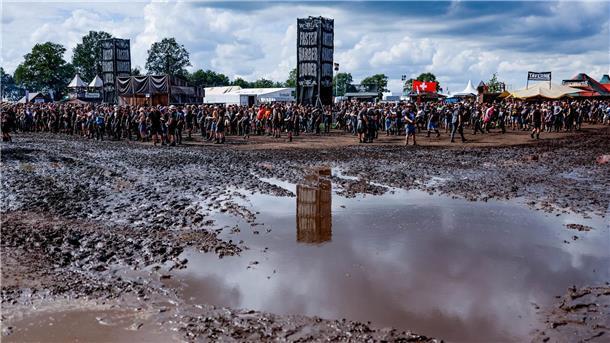 Metalfans verlassen Wacken ohne Probleme Das Wetter ist besser geworden, aber noch immer überziehen Schlammpfützen das Festival-Gelände in Wacken.