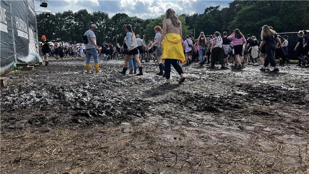 Party, Matsch und Sonne: Der Hurricane-Samstag in Bildern Das Wetter lässt nicht zu wünschen übrig - die Gummistiefel brauchen die Festivalbesucher trotzdem
