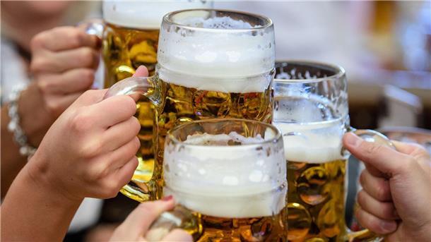 Das Wiesnbier wird eigens für das Volksfest gebraut und ist mit etwa sechs Prozent Alkoholgehalt besonders stark. (Archivbild)