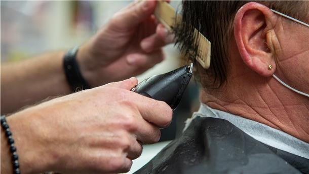 Das wird dann wohl doch nichts: Friseure dürfen auch nicht mobil arbeiten, die Landesregierung will eine Lücke in der Corona-Verordnung im Eilverfahren schließen. Die Friseure finden das sogar gut.