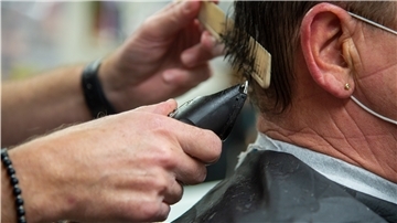 Das wird dann wohl doch nichts: Friseure dürfen auch nicht mobil arbeiten, die Landesregierung will eine Lücke in der Corona-Verordnung im Eilverfahren schließen. Die Friseure finden das sogar gut.