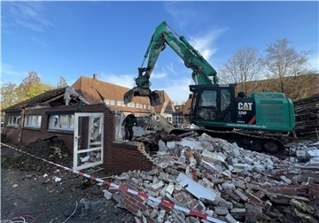 Ein Bagger reißt das Wirtschaftsgebäude des Hauses Christa in Stollhamm ab.