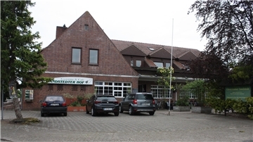 Das Wirtspaar Marina und Andre Meyer will Anfang März den "Schwarzen Kater" im Sandstedter Hof eröffnen. . Foto: Kistner