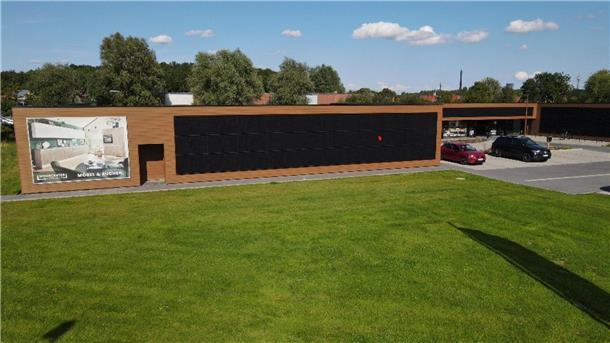 Das Wohncneter in Nordenham mit der Fassade mit Photovoltaik-Anlagen. 
