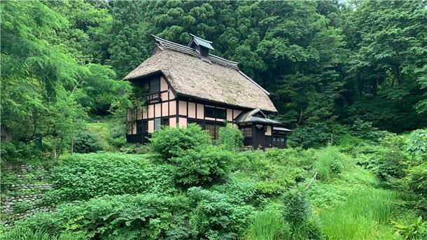 Alte japanische Häuser immer beliebter Das Wohnhaus des deutschen Architekten Karl Bengs in den Bergen der Präfektur Niigata. Es handelt sich um ein von ihm renoviertes „Kominka“, ein mit alter japanischer Baukunst errichtetes jahrhundertealtes Landhaus.