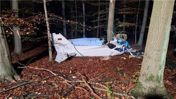 Das Wrack des Kleinflugzeugs. Ein Mensch starb bei dem Absturz in der Nähe von Hünxe in NRW.