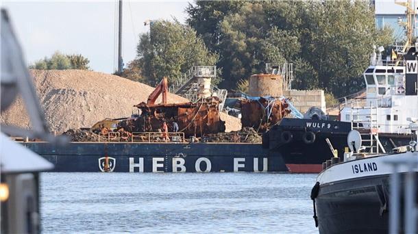 Zerlegung der „U16“ läuft: So geht es mit dem U-Boot-Wrack weiter Das Wrack des U-Boots "U16" liegt im Hafen. Im Vordergrund sind mehrere Schiffe.