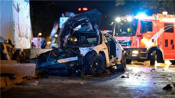 Tödlicher Unfall nahe Ku’damm: Fahrer fährt viel zu schnell Das Wrack des Unfallfahrzeugs in Berlin-Charlottenburg.