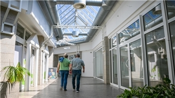 Zwei Besucher im Wulsdorf-Center. Das Wulsdorf-Center steht größtenteils leer. Früher war es das Einkaufszentrum in Wulsdorf.