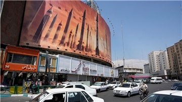 Das Zentrum der iranischen Hauptstadt Teheran mit einem anti-israelischen Transparent.