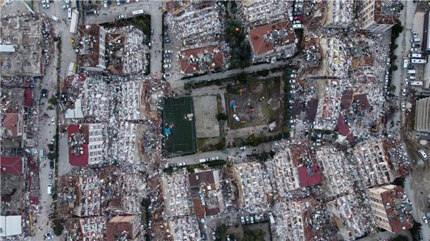 Ein Land im Schock - Bangen und Flehen in der Türkei Das Zentrum von Hatay mit zerstörten Gebäuden nach dem Erdbeben (Aufnahme mit einer Drohne).