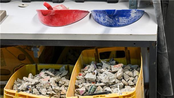 Die Mauer als Souvenir: Das Geschäft mit den Steinbrocken Das Zerkleinern der Mauer ist eine ziemlich staubige Angelegenheit.