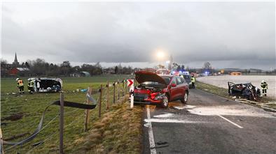 Das zerstörte Auto liegt nach dem Unfall auf einer Wiese.