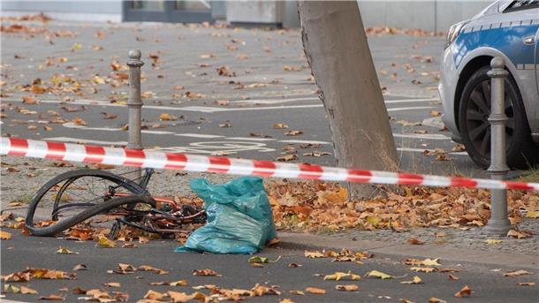 Klimaaktivisten setzen Protest nach Tod von Radfahrerin fort Das zerstörte Fahrrad der gestorbenen Radfahrerin auf der Bundesallee in Berlin-Wilmersdorf.