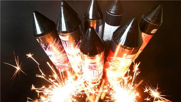 Zisch, Boom, Bang! Das sollten Sie vor der Silvesternacht wissen Feuerwerkskörper explodieren.
