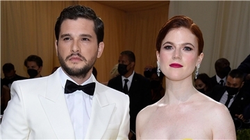 Das zweite Kind der „Game of Thrones“-Stars Kit Harington und Rose Leslie (beide 36) ist auf die Welt gekommen.