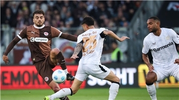 Dass 1:1 beim FC St. Pauli war eines seiner letzten Spiele für Bayer: Jonathan Tah (r) sucht eine neue Herausforderung. 