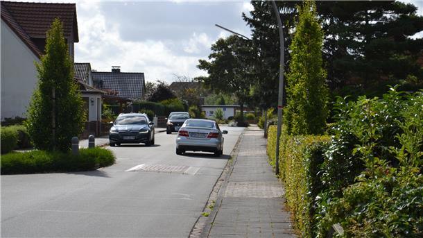 Das Aufpflasterungen überaus effektiv sind, das zeigt sich am Beispiel der Straßenzüge Auf dem Praun/In den Wiesen in Zeven. Die einst viel genutzte Abkürzung von der Bahnhofstraße zur Gartenstraße ist den Rasern verleidet, seit dort alle 300 Meter eine Aufpflasterung mit Pflanzinsel für Beruhigung sorgen. Fotos: Kratzmann