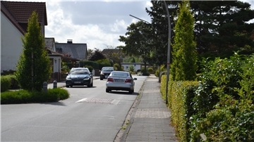 Das Aufpflasterungen überaus effektiv sind, das zeigt sich am Beispiel der Straßenzüge Auf dem Praun/In den Wiesen in Zeven. Die einst viel genutzte Abkürzung von der Bahnhofstraße zur Gartenstraße ist den Rasern verleidet, seit dort alle 300 Meter eine Aufpflasterung mit Pflanzinsel für Beruhigung sorgen. Fotos: Kratzmann