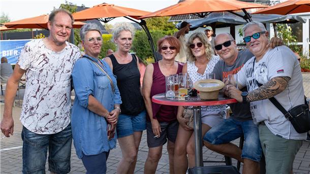 Gerstensaft, Ballonfahrten und Oldtimer: So liefen die Biertage in Abbehausen Sieben Personen gucken in die Kamera