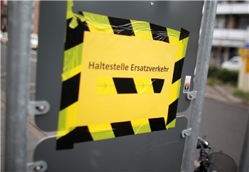 Dass Fahrgäste nachts um 1 Uhr im Dunkeln und bei Kälte mehr als 30 Minuten in Kleinensiel vergeblich auf den Ersatzbus warten und sich dann selbst um ein Ersatz-Transportmittel kümmern müssen, sei nicht hinnehmbar, so der Fahrgastbeirat.