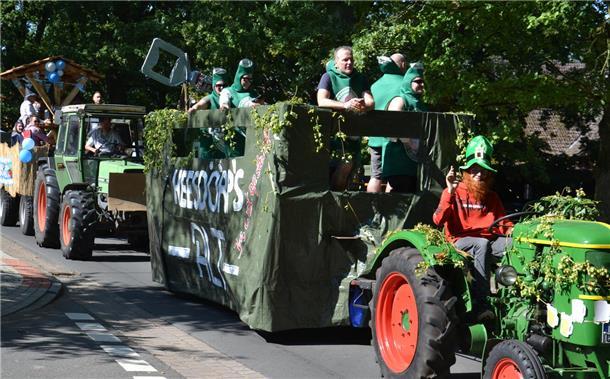 Dass grüne Männchen in Gummianzügen einem Bierchen nicht abgeneigt sind, stellte diese Truppe des Hesedorfer Ernteumzuges unter Beweis.