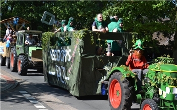 Dass grüne Männchen in Gummianzügen einem Bierchen nicht abgeneigt sind, stellte diese Truppe des Hesedorfer Ernteumzuges unter Beweis.
