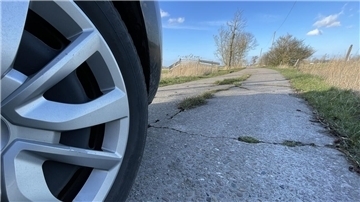 Dass im Rahmen von Flurbereinigungen auch Wirtschaftswege - hier der Oegenser Weg - saniert werden, ist ein Grund, warum die Verfahren bei Kommunen so begehrt sind.