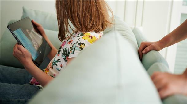 Umfrage: Krieg und Medienkonsum bereiten Eltern große Sorgen Dass Kinder so viel am Tablet oder Smartphone hängen, macht vielen Eltern große Sorgen. (Symbolbild)
