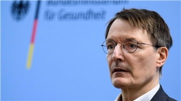 Lauterbachs Preishebel gegen Engpässe beim Fiebersaft „Dass man in Deutschland nur schwer einen Fiebersaft für sein Kind bekommt, der im Ausland noch erhältlich ist, ist inakzeptabel“: Karl Lauterbach.