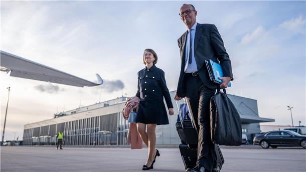 Merz besucht Erdogan - mit Ehefrau Charlotte Dass Merz seine Ehefrau mit in die Türkei nimmt, kann als besonderes Zeichen an Erdogan gewertet werden, dass es sich für ihn nicht nur um einen Routinebesuch handelt.