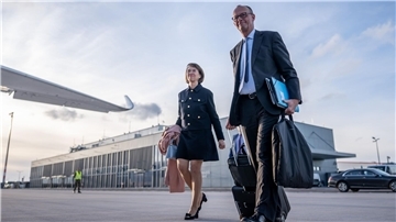 Merz besucht Erdogan - mit Ehefrau Charlotte Dass Merz seine Ehefrau mit in die Türkei nimmt, kann als besonderes Zeichen an Erdogan gewertet werden, dass es sich für ihn nicht nur um einen Routinebesuch handelt.