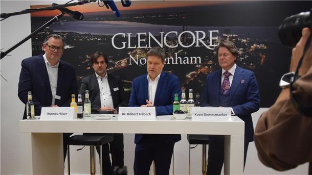 Dass Vizekanzler Robert Habeck (Driter von links) in diesem Jahr bei Glencore vorbeischaute, wertet Bürgermeister Nils Siemen (Zweiter von links) als Erfolg. Das Foto zeigt die beiden mit Thomas Hüser, Geschäftsführer von Glencore Nordenham, und dem damaligen Glencore-Aufsichtsratsvorsitzenden Koen Demesmaeker.