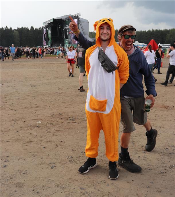 Das sind die besten Kostüme auf dem Hurricane-Festival 2024 David aus Hannover hat sich in einem flauschigen Einteiler auf's Festival gewagt.
