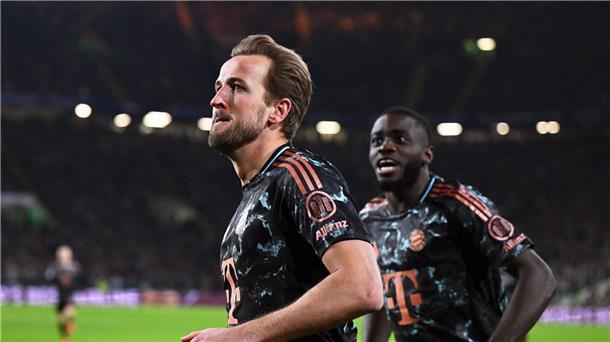 Dayot Upamecano (r) jubelt mit Torschütze Harry Kane.