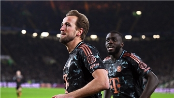 Dayot Upamecano (r) jubelt mit Torschütze Harry Kane.